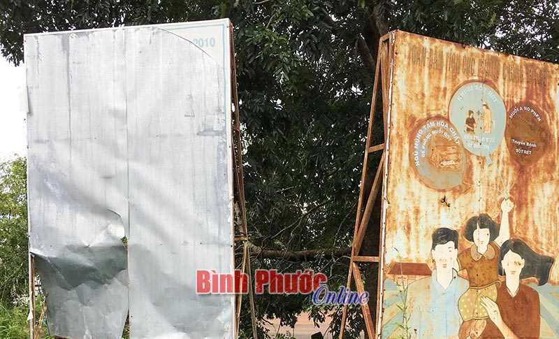 Biển hiệu hư hỏng và bị che khuất
