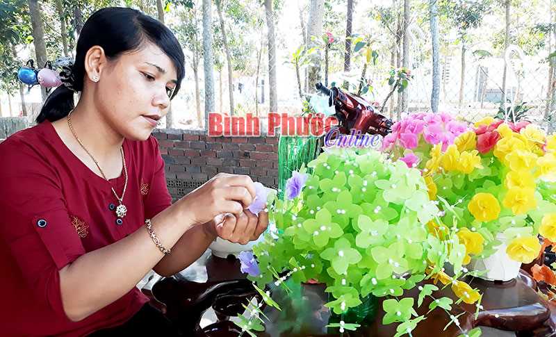Làm hoa giấy lụa phục vụ tết Làm hoa giấy lụa phục vụ tết