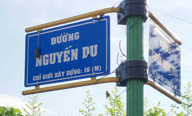 Dây leo “ôm” bảng tên đường đã được phát dọn Dây leo “ôm” bảng tên đường đã được phát dọn