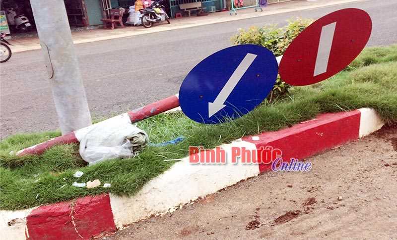 Biển báo “nằm nghỉ” trên thảm cỏ Biển báo “nằm nghỉ” trên thảm cỏ