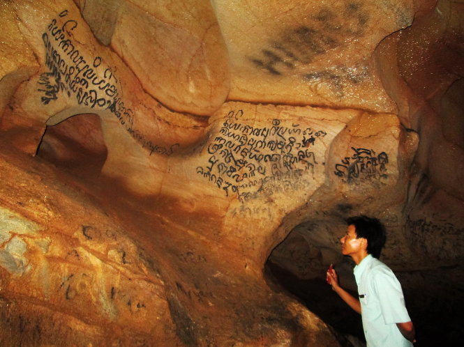 Bí ẩn văn tự Champa trong động Phong Nha Bí ẩn văn tự Champa trong động Phong Nha