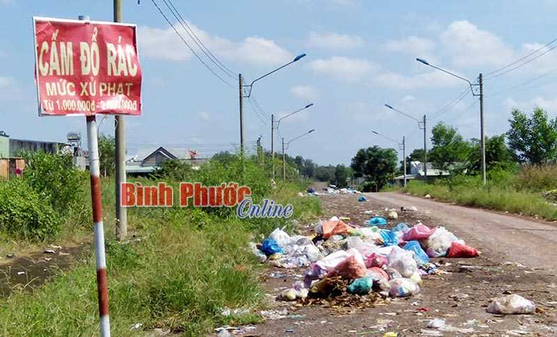 Cấm nhưng vẫn đổ rác trên đường Cấm nhưng vẫn đổ rác trên đường