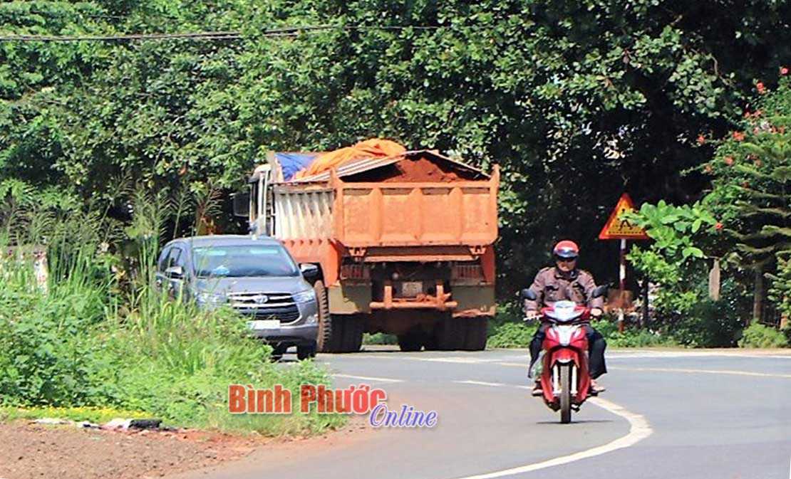 Xe chở đất gây ô nhiễm bụi Xe chở đất gây ô nhiễm bụi