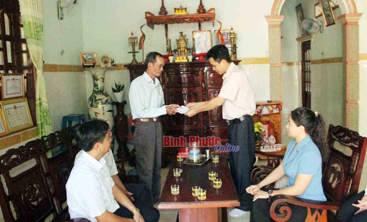 Lãnh đạo huyện Phú Riềng tặng quà tết đảng viên tiêu biểu Lãnh đạo huyện Phú Riềng tặng quà tết đảng viên tiêu biểu