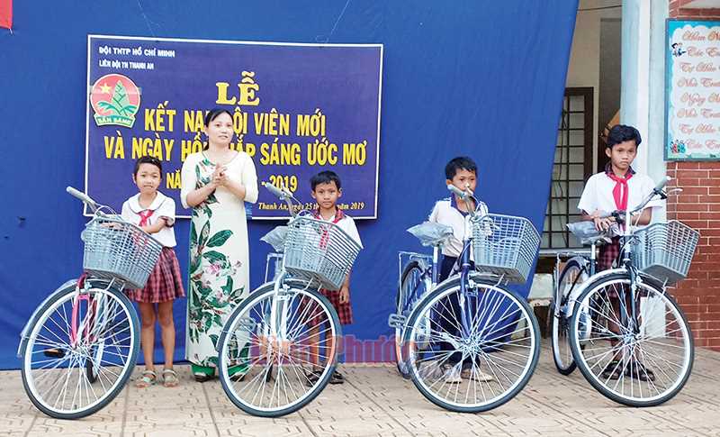 Trường tiểu học Thanh An tiếp sức học sinh đến trường Trường tiểu học Thanh An tiếp sức học sinh đến trường