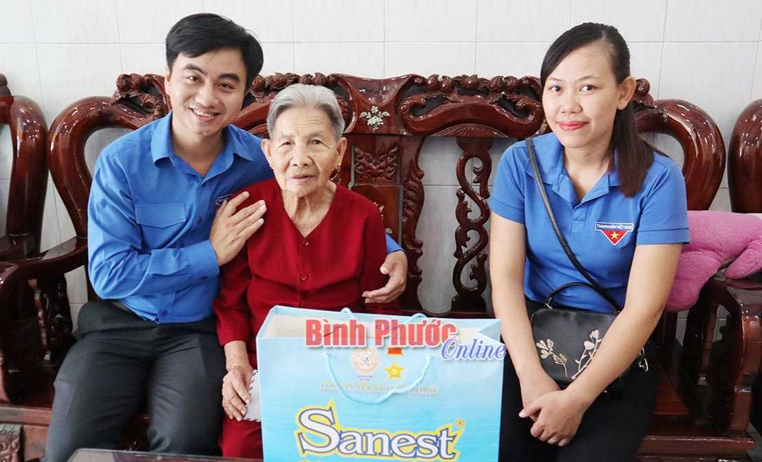 Cụm thi đua số 1 Tỉnh đoàn tặng quà gia đình chính sách Cụm thi đua số 1 Tỉnh đoàn tặng quà gia đình chính sách