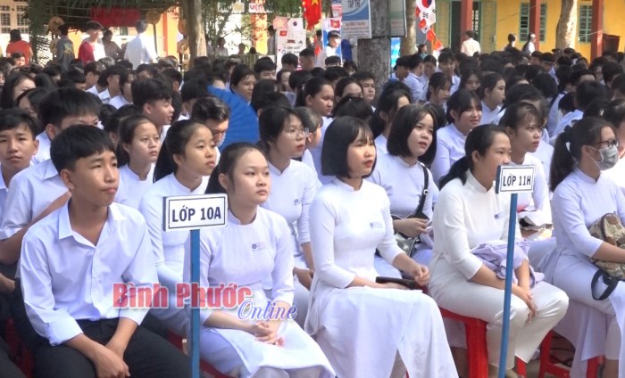 Hơn 800 học sinh được tuyên truyền sức khỏe sinh sản vị thành niên Hơn 800 học sinh được tuyên truyền sức khỏe sinh sản vị thành niên