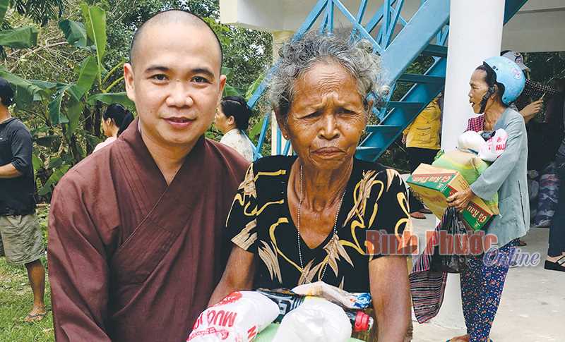 100 hộ nghèo, đồng bào DTTS được tặng quà 100 hộ nghèo, đồng bào DTTS được tặng quà