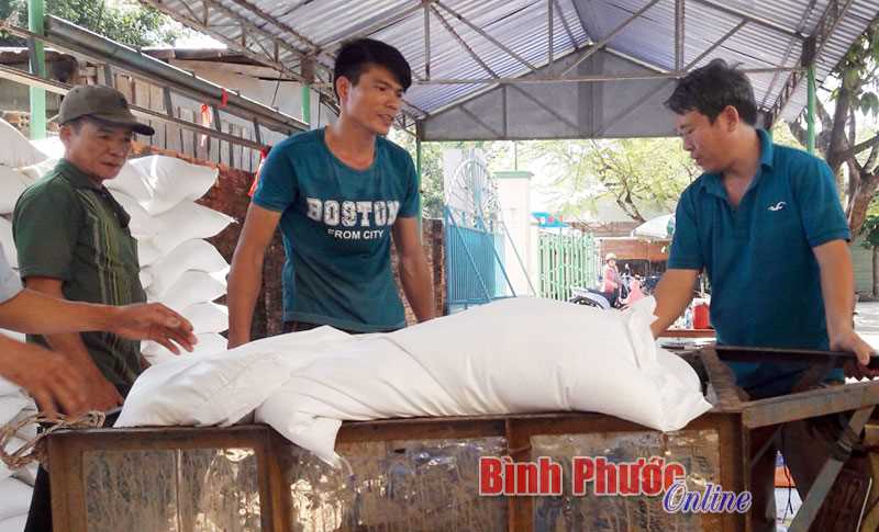 3.055 học sinh vùng khó khăn được cấp gạo đợt 1