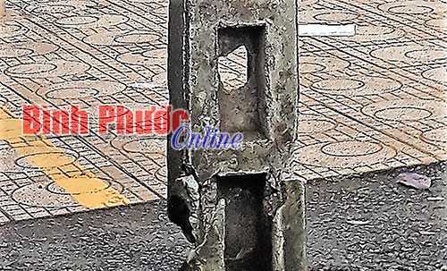 Tai nạn rình rập từ cột điện gãy “chân” Tai nạn rình rập từ cột điện gãy “chân”
