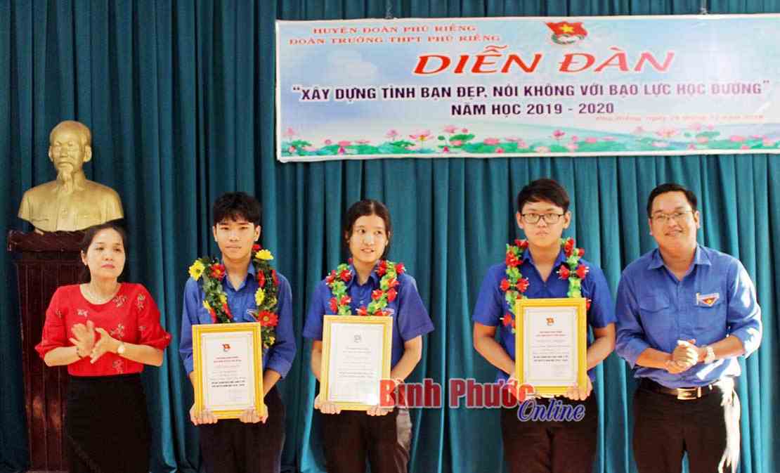 “Xây dựng tình bạn đẹp, nói không với bạo lực học đường” “Xây dựng tình bạn đẹp, nói không với bạo lực học đường”