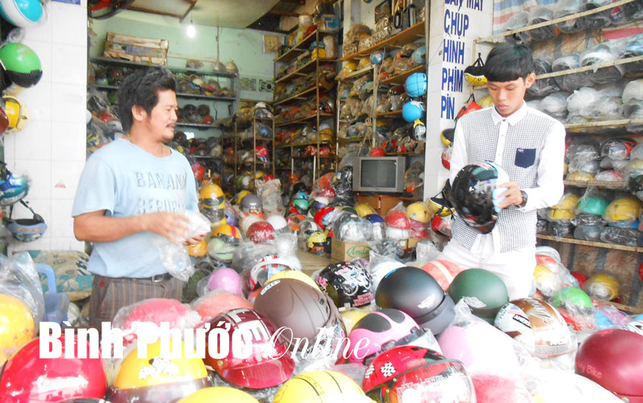 Đội mũ bảo hiểm không đạt chuẩn sẽ bị phạt, nhưng không biết phải chọn mũ ra sao? Đội mũ bảo hiểm không đạt chuẩn sẽ bị phạt, nhưng không biết phải chọn mũ ra sao?