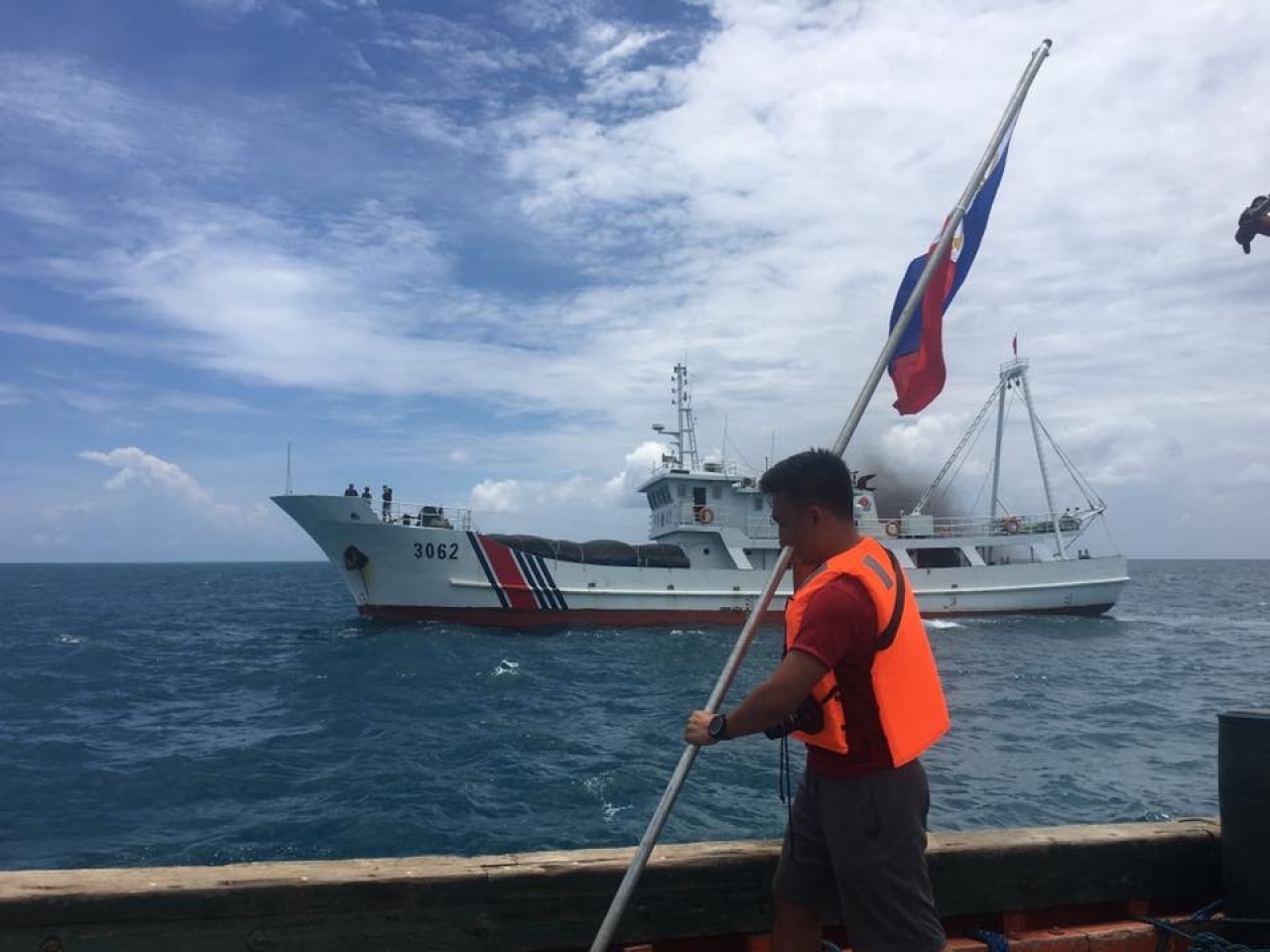 Trung Quốc cản trở Philippines cắm cờ trên bãi cạn Scarborough