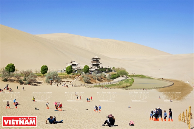 Đi trong gió cát sa mạc Gobi