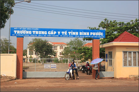 Trường Trung cấp Y tế tuyển sinh trong cảnh chợ chiều