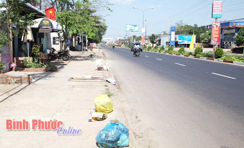 Đoạn đường “trưng bày”… rác! Đoạn đường “trưng bày”… rác!