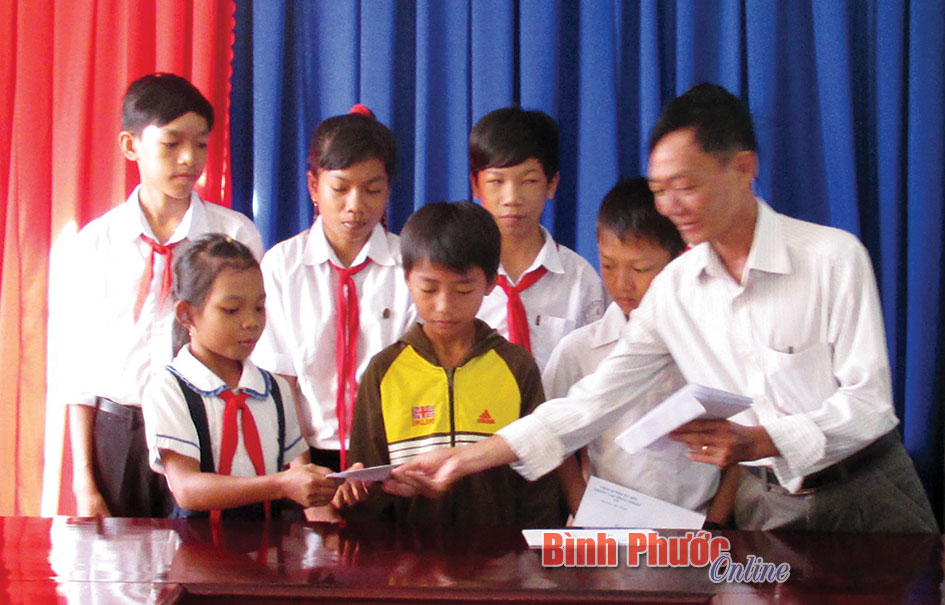 14 học sinh DTTS, khuyết tật được tặng học bổng vượt khó