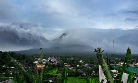 Philippines nâng cảnh báo núi lửa Mayon lên mức "khó kiểm soát" Philippines nâng cảnh báo núi lửa Mayon lên mức "khó kiểm soát"