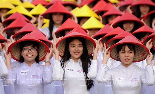 Nét duyên dáng vẹn nguyên của áo dài Việt qua các thời đại
