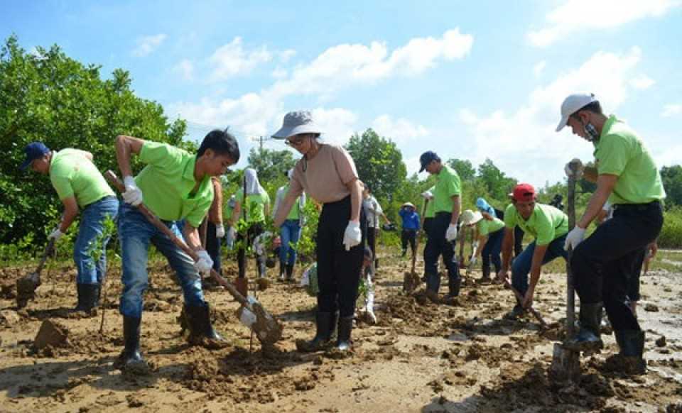 Phụ nữ Lộc Ninh tích cực bảo vệ môi trường
