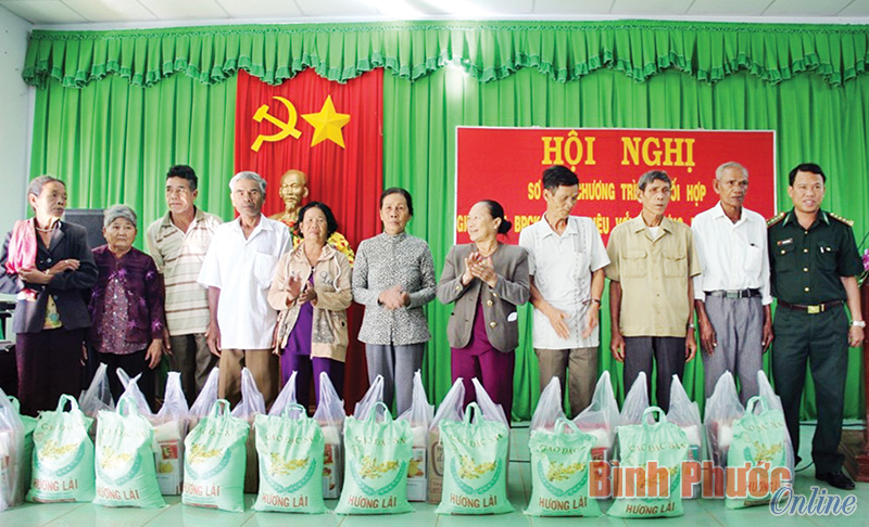 150 phần quà tặng già làng, người có uy tín, gia đình chính sách