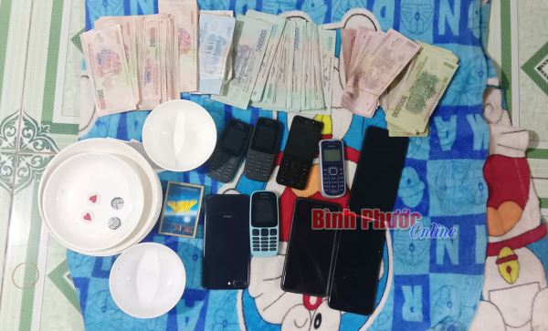Phá tụ điểm đánh bạc trong vườn cao su, thu hơn 100 triệu đồng Phá tụ điểm đánh bạc trong vườn cao su, thu hơn 100 triệu đồng