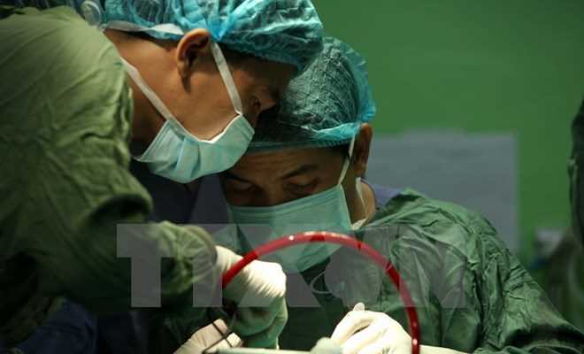 Cứu sống một bệnh nhân bị vỡ bụng, mất tay do pháo nổ Cứu sống một bệnh nhân bị vỡ bụng, mất tay do pháo nổ