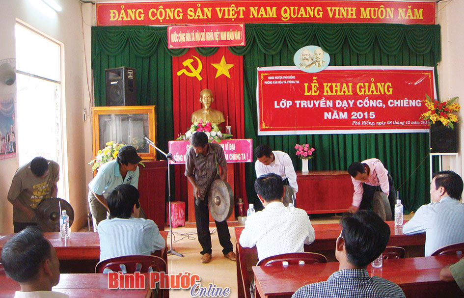 Khai giảng lớp truyền dạy cồng, chiêng cho đồng bào S’tiêng