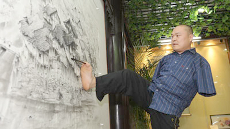 Người đàn ông vẽ tranh bằng chân và miệng kỳ tài Người đàn ông vẽ tranh bằng chân và miệng kỳ tài
