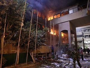 NATO không kích vào tòa nhà chính phủ ở Tripoli NATO không kích vào tòa nhà chính phủ ở Tripoli
