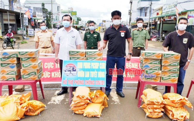 175 phần quà tặng các chốt và người dân vùng dịch
