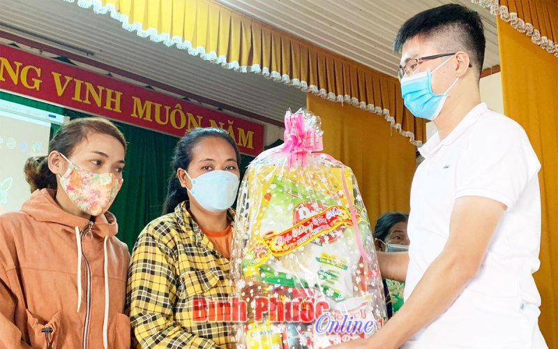 180 phần quà tết đến với người dân khó khăn 180 phần quà tết đến với người dân khó khăn