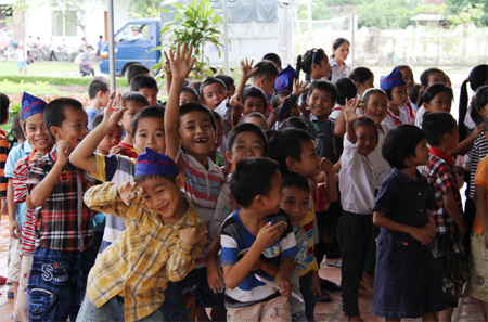 Phá cỗ, trông trăng, ấm áp tình người... Phá cỗ, trông trăng, ấm áp tình người...