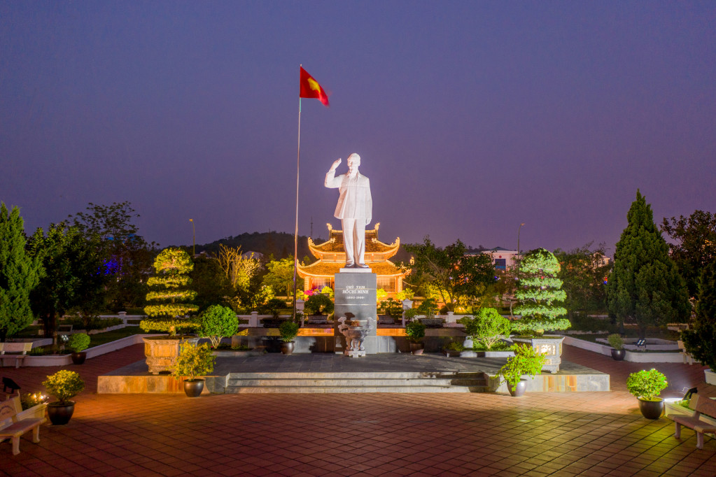 1870144_tuong_dai_bac_ho_13583920.jpg