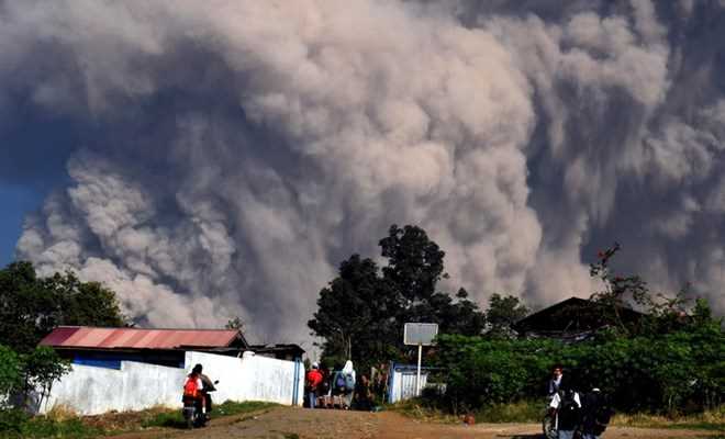 Indonesia nâng cảnh báo hàng không lên mức cao nhất sau núi lửa phun