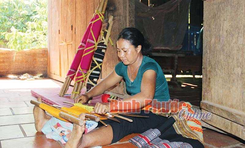 Chị Điểu Thị Dôn với niềm đam mê thổ cẩm Chị Điểu Thị Dôn với niềm đam mê thổ cẩm