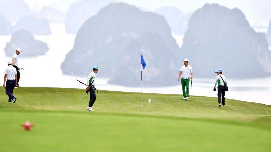 1954151_du_khach_choi_golf_tai_khach_san_flc_ha_long_14092928.jpg