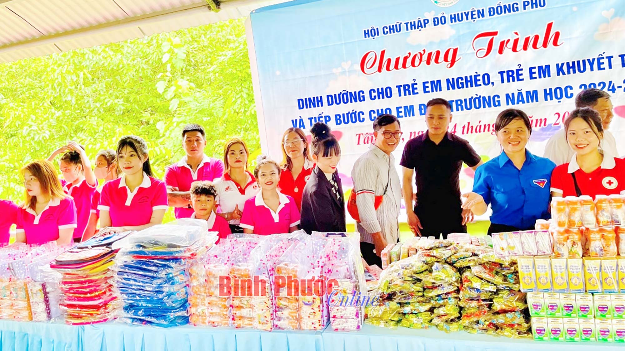 195 phần quà tặng trẻ em ấp Thạch Màng
