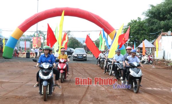 Bù Đốp thông xe tuyến đường vành đai thị trấn Thanh Bình Bù Đốp thông xe tuyến đường vành đai thị trấn Thanh Bình