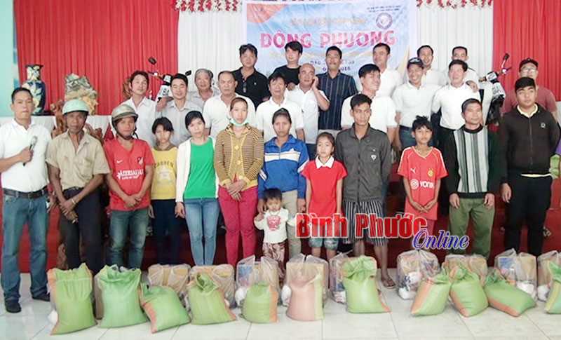 200 phần quà tặng học sinh nghèo, gia đình khó khăn 200 phần quà tặng học sinh nghèo, gia đình khó khăn