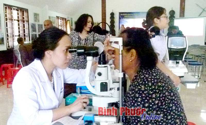200 người được khám, tư vấn bệnh đục thủy tinh thể 200 người được khám, tư vấn bệnh đục thủy tinh thể