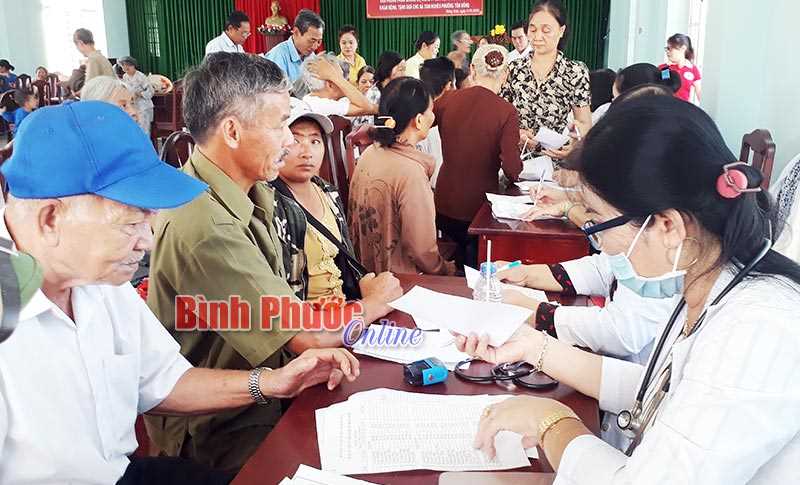 200 lượt người được khám, chữa bệnh, cấp thuốc miễn phí 200 lượt người được khám, chữa bệnh, cấp thuốc miễn phí