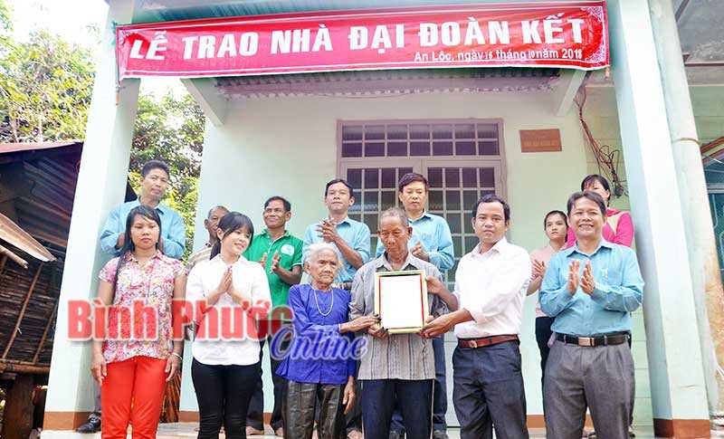 Bình Long trao 41 nhà đại đòan kết cho hộ nghèo