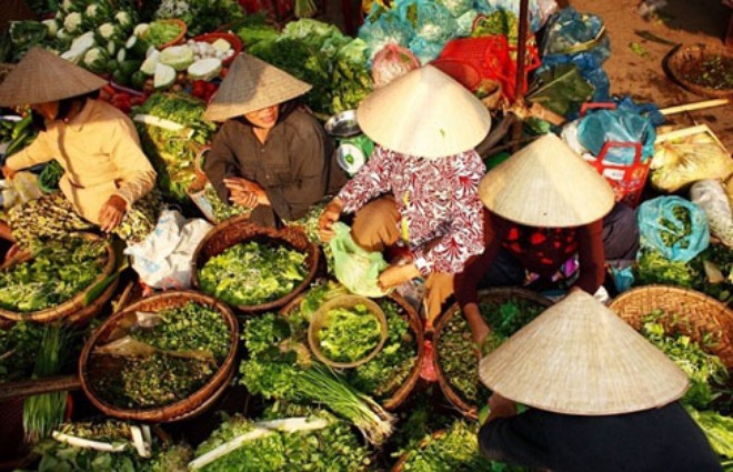 Tháng 8, giá tiêu dùng giảm, bán lẻ tăng