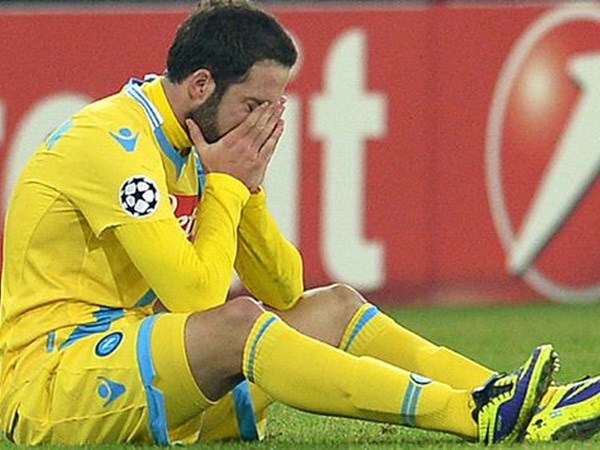 Napoli "chết" trên kỷ lục, Dortmund, Arsenal và Milan đi tiếp