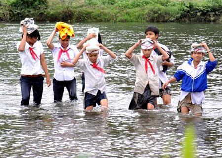 Đảm bảo an toàn cho học sinh đến trường trong mùa mưa lũ Đảm bảo an toàn cho học sinh đến trường trong mùa mưa lũ