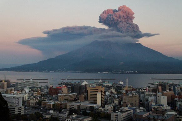 Nhật Bản sơ tán dân gấp do lo ngại núi lửa Sakurajima phun trào Nhật Bản sơ tán dân gấp do lo ngại núi lửa Sakurajima phun trào