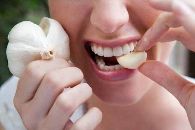 Tránh xa ung thư cả đời với 2 tép tỏi sống mỗi ngày