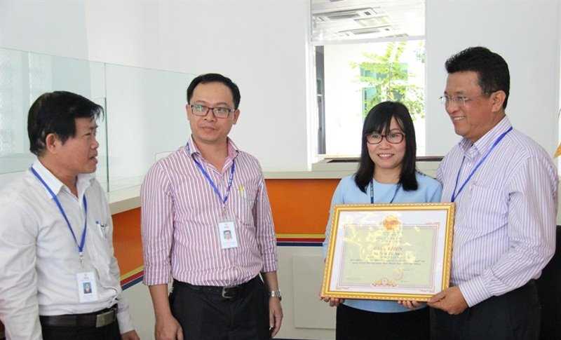 Nữ nhân viên điện lực trả lại 1 tỷ đồng nhặt được