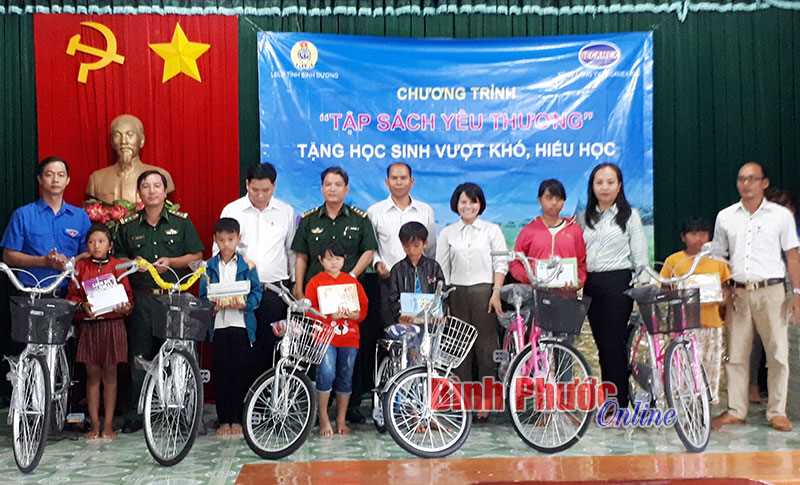 Đồn biên phòng Đắc Bô: “Trao tập sách yêu thương”